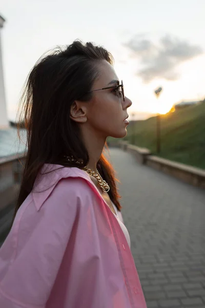 Fashionable Cityscape Female Portrait Beautiful Young Woman Sunglasses Gold Chain — Stockfoto