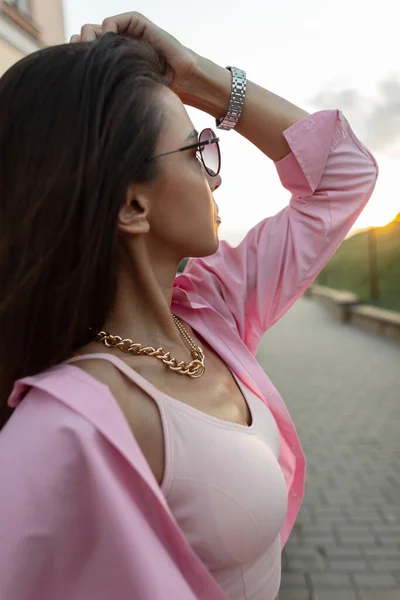 Стильная Красивая Женщина Модель Хипстера Прохладными Солнцезащитными Очками Модной Розовой — стоковое фото