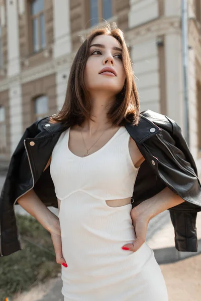 Coole Junge Stylische Model Mädchen Modischer Schwarzer Lederjacke Und Weißem — Stockfoto