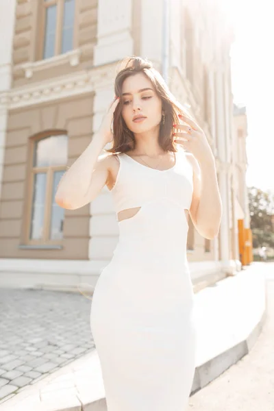 Elegante Hermosa Joven Esbelta Modelo Mujer Con Peinado Corto Vestido — Foto de Stock