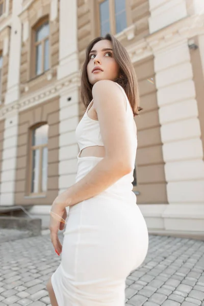 Μοντέρνο Όμορφη Σέξι Γυναίκα Ένα Κομψό Λευκό Φόρεμα Περπάτημα Στην — Φωτογραφία Αρχείου