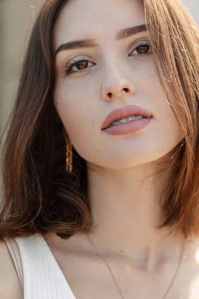 Piękno Pielęgnacja Skóry Zbliżenie Młoda Piękna Kobieta Aparatem Dentystycznym Brązowe — Zdjęcie stockowe