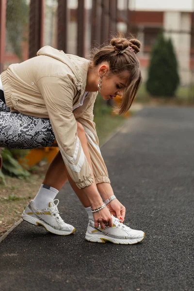 Modieuze Mooie Jonge Vrouw Met Kapsel Sportieve Windbreaker Legging Korte — Stockfoto