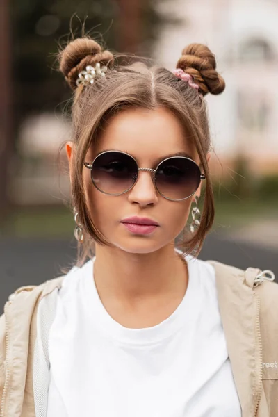 Moda Portret Piękna Młoda Kobieta Model Okrągłym Retro Okulary Przeciwsłoneczne — Zdjęcie stockowe