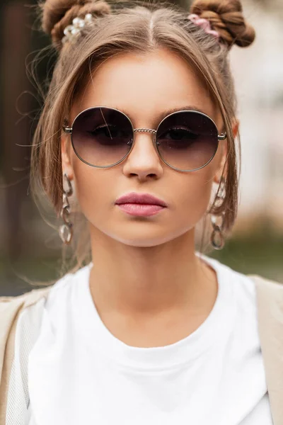 Yuvarlak Güneş Gözlüklü Saç Stili Pembe Dudaklı Sokakta Tişört Kapüşonlu — Stok fotoğraf