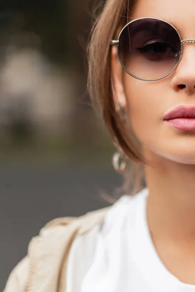 Retrato Cerca Glamoroso Moda Una Mujer Bonita Elegante Con Gafas — Foto de Stock