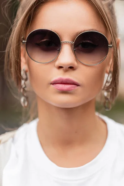 Miejski Portret Kobiety Moda Ładna Modelka Rocznika Okrągłe Okulary Przeciwsłoneczne — Zdjęcie stockowe