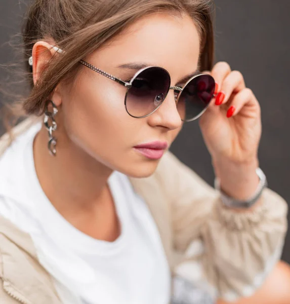 Fashionable Female Portrait Beautiful Young Girl Vintage Sunglasses Pink Lips — ストック写真