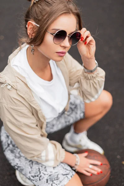 Μοντέρνο Όμορφο Hipster Κορίτσι Ρετρό Αθλητικά Ρούχα Αντιανεμικό Shirt Κολάν — Φωτογραφία Αρχείου