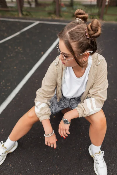 Mooie Straat Vrouw Met Kapsel Zonnebril Mode Sportkleding Met Jas — Stockfoto