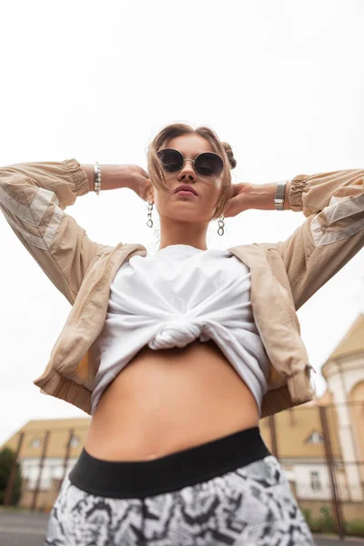 Belle Fille Modèle Avec Des Lunettes Soleil Vintage Hipster Rond — Photo