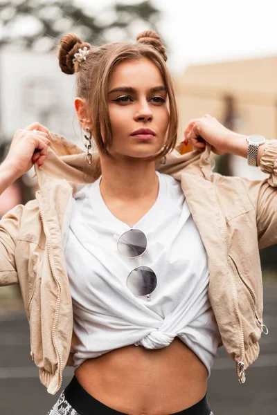 Μοντέρνο Όμορφο Κορίτσι Μαλλιά Ένα Μοντέρνο Σακάκι Και Λευκό Shirt — Φωτογραφία Αρχείου