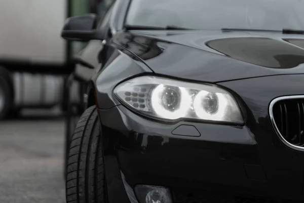 Coche Lujo Negro Con Faros Led Aparcamiento Transportes — Foto de Stock