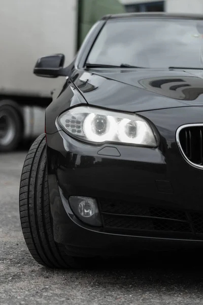 Επαγγελματικό Μοντέρνο Μαύρο Αυτοκίνητο Προβολείς Περίπτερα Χώρο Στάθμευσης Στην Άσφαλτο — Φωτογραφία Αρχείου