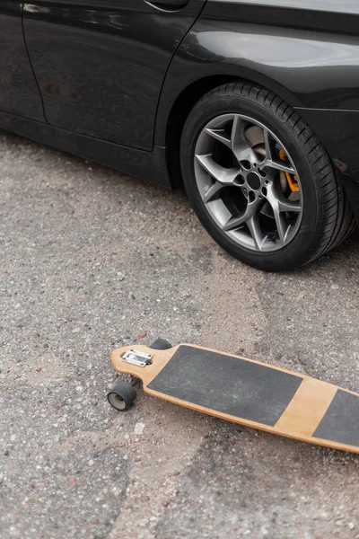 Coche Negro Con Una Rueda Aleación Longboard Encuentra Pavimento Viajes — Foto de Stock