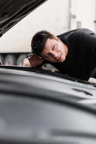 Homem Motorista Fica Perto Carro Com Capô Aberto Ouve Som — Fotografia de Stock