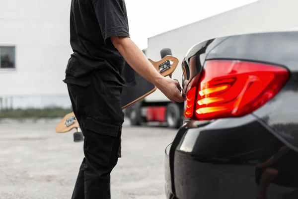 Homme Avec Longboard Ouvre Coffre Voiture Loisirs Actifs Voyage — Photo