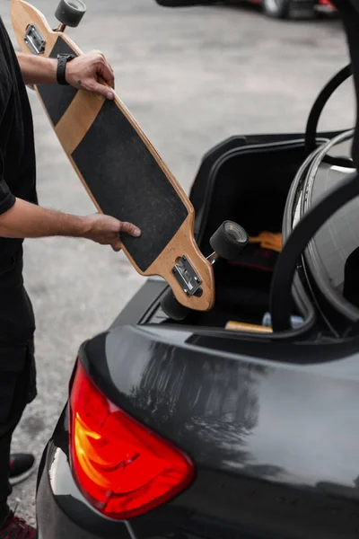 Cool Man Black Clothes Takes Wooden Longboat Out Trunk Black — Stock Photo, Image