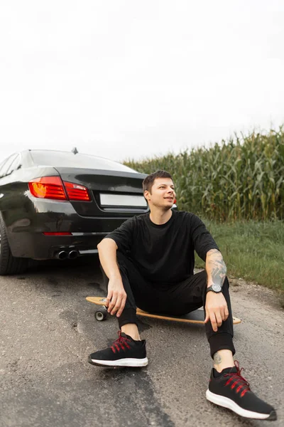 Handsome Hipster Man Mode Zwarte Kleren Met Sneakers Zit Rust — Stockfoto