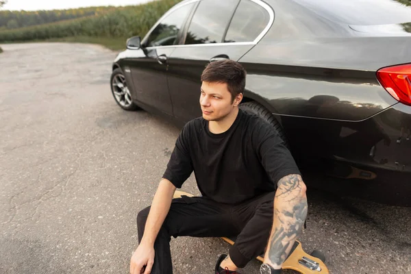 Homem Hipster Moda Camiseta Preta Com Tatuagem Braço Senta Carro — Fotografia de Stock