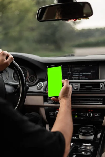 Mann Fährt Auto Und Hält Smartphone Mit Grünem Attrappen Display — Stockfoto