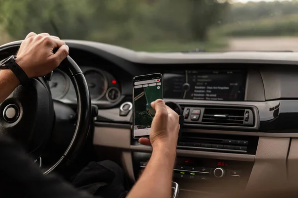 Mladý Chlap Řidič Řídí Auto Drží Smartphone Mapovou Navigační Aplikací — Stock fotografie