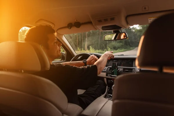 Man Bestuurder Rijdt Een Auto Cabine Bij Zonsondergang — Stockfoto