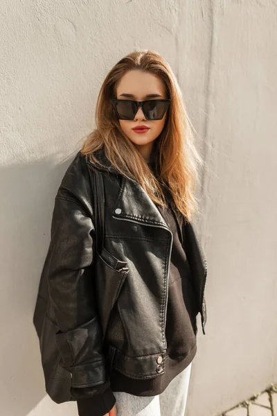Beautiful Stylish Caucasian Girl Cool Sunglasses Fashionable Black Leather Jacket — 스톡 사진