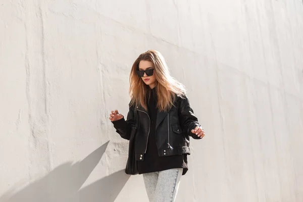 Fashionable Hipster Woman Model Sunglasses Trendy Leather Rock Jacket Hoodie — ストック写真