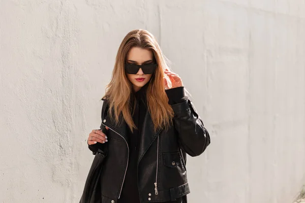 Trendige Hipster Schöne Frau Teenager Stilvoller Sonnenbrille Ledermode Rock Leder — Stockfoto