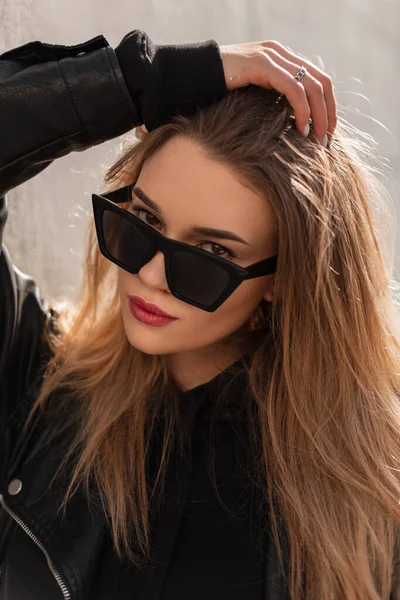 Şık Güzel Bir Kadın Modelinin Modaya Uygun Deri Ceketli Siyah — Stok fotoğraf