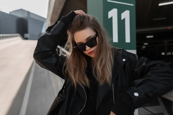 Hipster Schönes Mädchen Mit Modischer Sonnenbrille Trendiger Lederjacke Und Schwarzem — Stockfoto