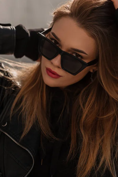 Siyah Deri Ceketli Şık Güneş Gözlüklü Güzel Bir Kızın Şık — Stok fotoğraf