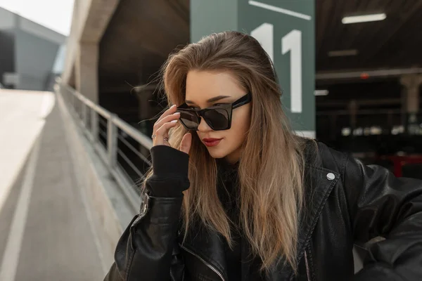 Urban Fashionable Portrait Beautiful Girl Model Rock Stylish Leather Jacket — Stockfoto