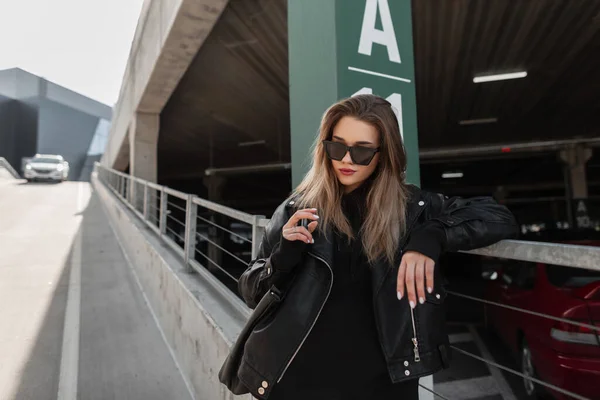 Fashionable Beautiful Young Hipster Girl Cool Sunglasses Wearing Trendy Black — 스톡 사진