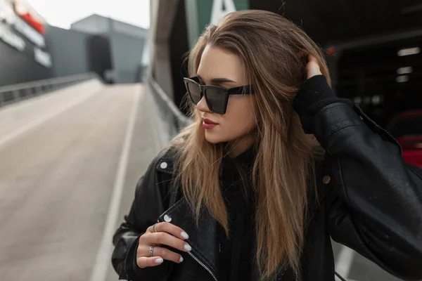 도시에서 선글라스를 재킷을 시내를 후드를 아름다운 모습의 — 스톡 사진