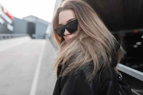 Belle Fille Élégante Vêtements Noirs Mode Avec Des Lunettes Soleil — Photo