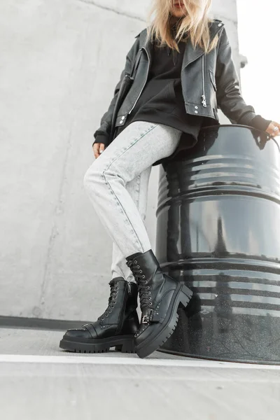 Stylish Woman Trendy Clothes Fashionable Leather Jacket Hoodie Jeans Fashion — ストック写真