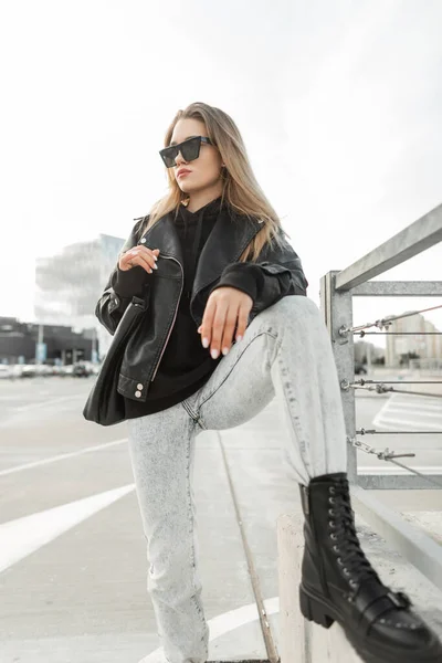 Stylish Beautiful Young Woman Model Fashion Sunglasses Fashionable Leather Clothes — 스톡 사진