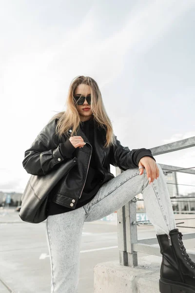 Bonita Modelo De Mujer Hipster Con Una Gorra De Béisbol Negra Con Una  Camiseta Sin Mangas Negra Con Estilo Y Pantalones Cortos De Mezclilla Con  Un Cinturón En La Ciudad. Traje De