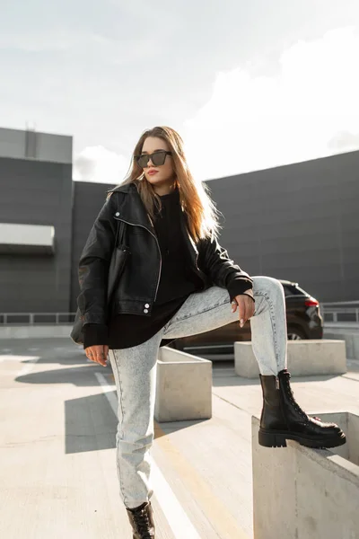 Mooie Modieuze Vrouw Met Trendy Leren Rock Jas Hoodie Jeans — Stockfoto