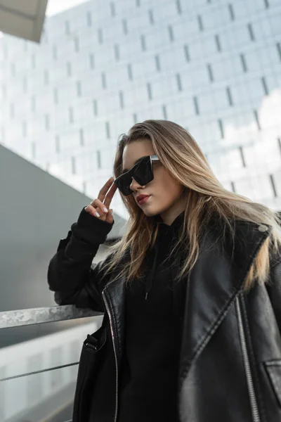 Moda Gözlüklü Siyah Deri Ceketli Kapüşonlu Güzel Hippi Kız Modern — Stok fotoğraf