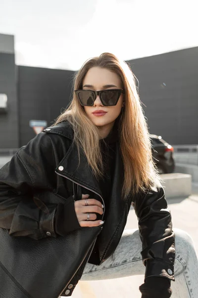 Modieus Rock Stijlvol Meisje Met Trendy Zonnebril Mode Leren Jas — Stockfoto