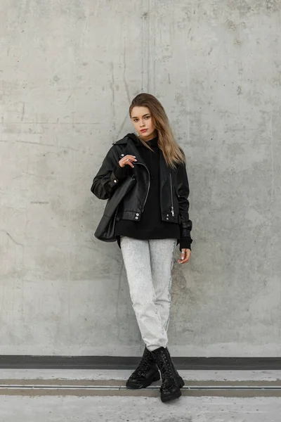 Stilvolles Junges Frauenmodel Trendigen Rock Outfit Mit Modischer Lederjacke Jeans — Stockfoto