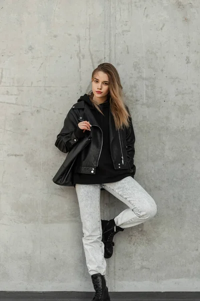 Fashionabel Flicka Eleganta Casual Kläder Med Läderjacka Jeans Hoodies Och — Stockfoto