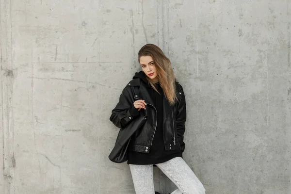Fashionable Beautiful Girl Model Hipster Leather Jacket Hoodies Jeans Leather — ストック写真