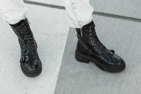 Femme Mode Dans Rock Mode Chaussures Cuir Noir Bottes Tient — Photo