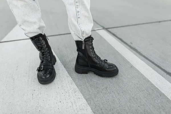 Fille Tenue Mode Avec Des Chaussures Cuir Noir Bottes Jeans — Photo