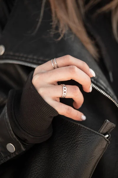 Γυναικείο Χέρι Ασημένιο Δαχτυλίδι Μοντέρνο Κορίτσι Κομψό Μαύρο Ροκ Ρούχα — Φωτογραφία Αρχείου