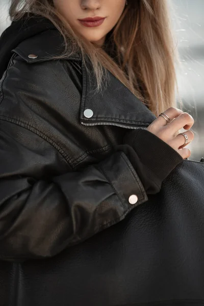 Deri Ceketli Siyah Deri Çantalı Güzel Bir Kız Kentsel Kadın — Stok fotoğraf